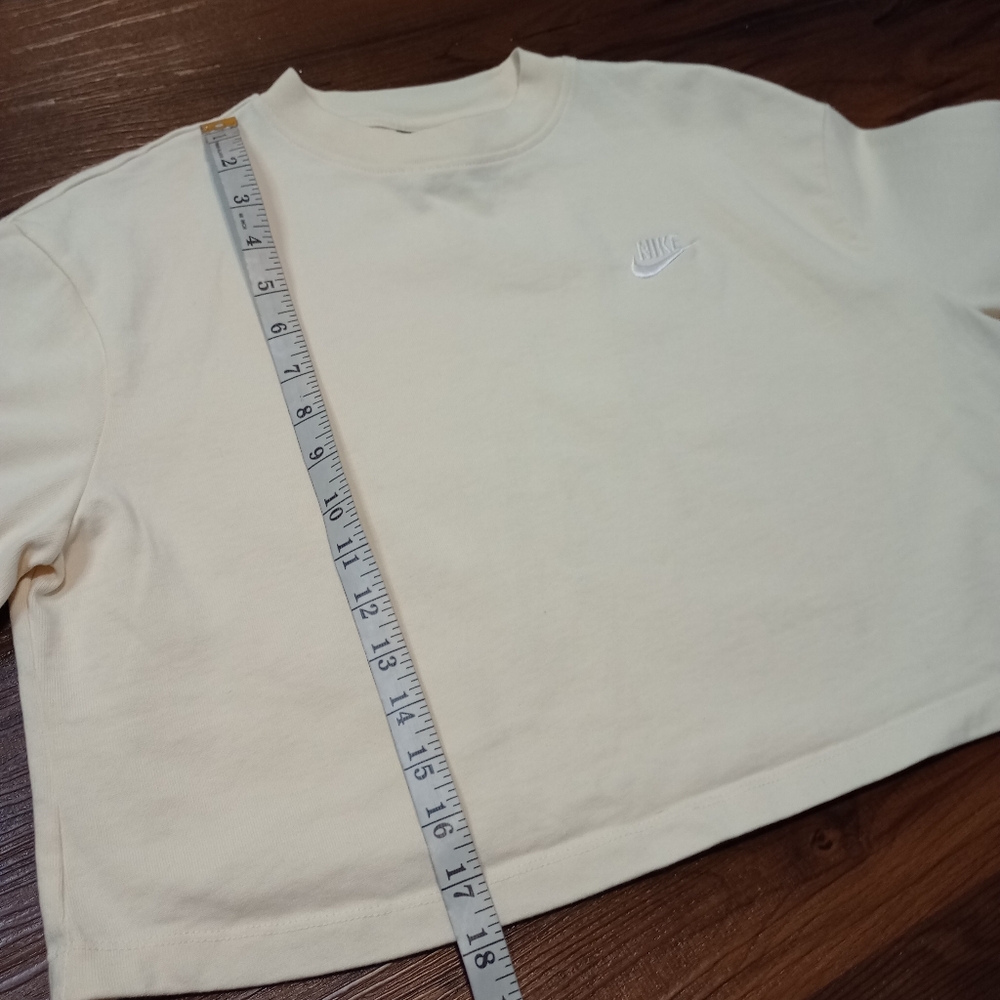 Nike Embroidered Logo Pale Yellow Cropped Cotton Tee - Picture 8 of 9